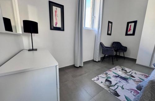 Hamrun House | Unique super central cosy house near Valletta with bus stops just outside - family and couples-friendly - large colourful bedrooms & bathrooms