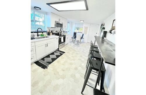 South End House | Unique travelers Stay w/hot tub/fireplace/playground/grill/outdoor dining
