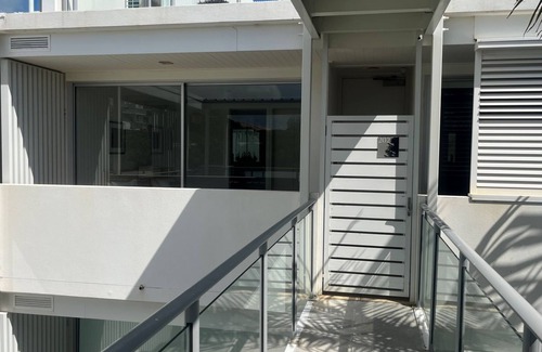 Rainbow Beach Apartment | Unit 202 Plantation Resort - Rainbow Beach. Plantation Resort. Top Floor. Aircon. Pool. Spa. Wifi