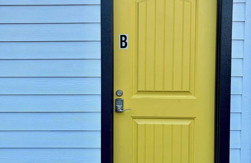 Canoga Park House | Unit B - Near UCLA WH, Kaiser, Dignity, Cedars Providence, RAMS & More