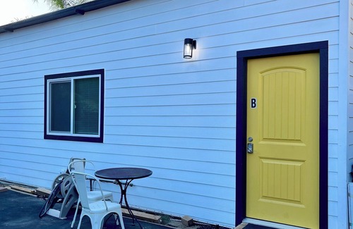 Canoga Park House | Unit B - Near UCLA WH, Kaiser, Dignity, Cedars Providence, RAMS & More