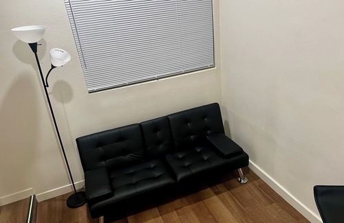 Canoga Park House | Unit B - Near UCLA WH, Kaiser, Dignity, Cedars Providence, RAMS & More