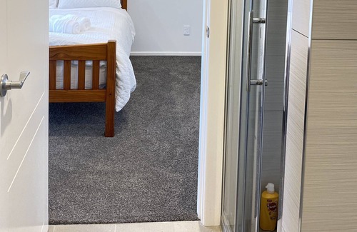 Johnsonville House | Unit C, with free fibre wifi n parking