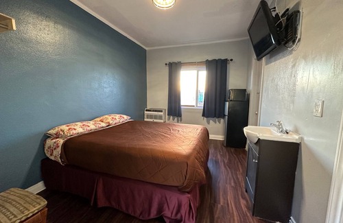 Harbor Hotel | Unity Hotel - No Parking & Rooms Are Upstairs