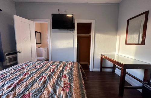 Harbor Hotel | Unity Hotel - No Parking & Rooms Are Upstairs