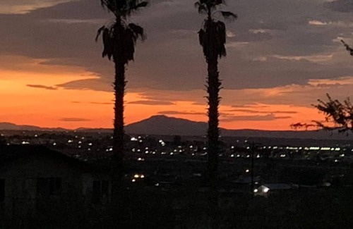 Twentynine Palms House | Unobstructed MOUNTAIN VIEWS, 3 minutes to Joshua Tree NP.