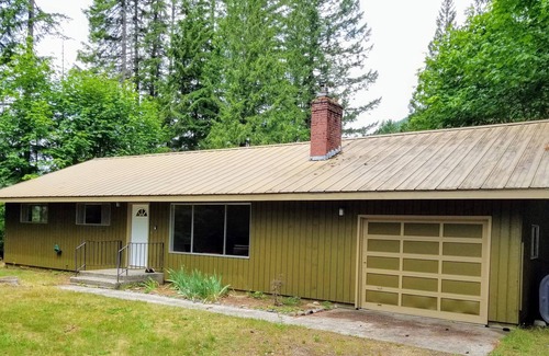 Carson House | Unplugged Getaway along Trout Creek