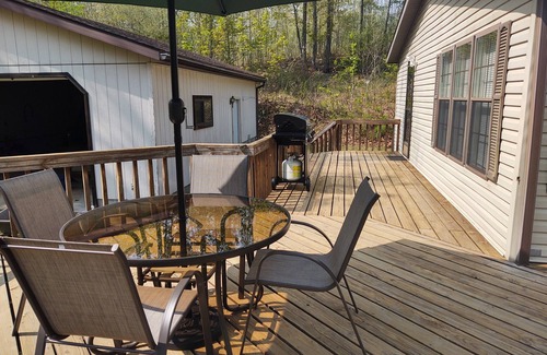 Comins House | Unplugged Relaxation in Northern Michigan