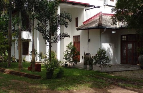 Minuwangoda House | Unwind and relax, cozy house on acre by the rice fields, plenty of space to rest