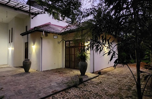 Minuwangoda House | Unwind and relax, cozy house on acre by the rice fields, plenty of space to rest