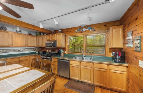 Ada House | Unwind by the Lake! 5BR Cabin + Private Pontoon