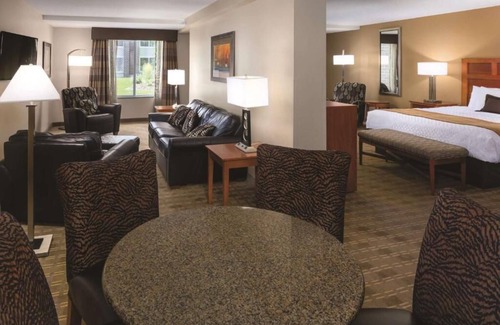 South Loop House | Unwind by the Pool: Water Park | Proximity to Mall of America