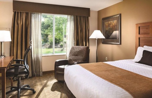 South Loop House | Unwind by the Pool: Water Park | Proximity to Mall of America