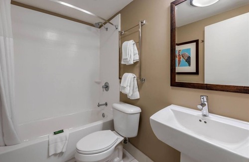 Jekyll Island Hotel | Unwind in a Spacious Suite Near the Ocean's Edge | Free Parking & Breakfast!