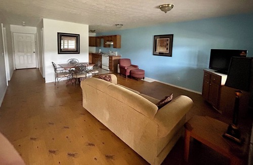 Albany Cabin | Unwind in Albany, Kentucky at this charming 3 BEDROOM cabin on the water.