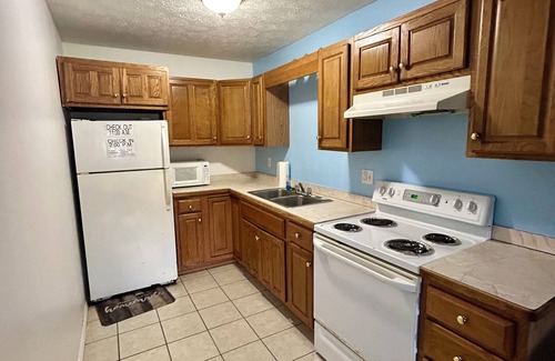 Albany Cabin | Unwind in Albany, Kentucky at this charming 3 BEDROOM cabin on the water.