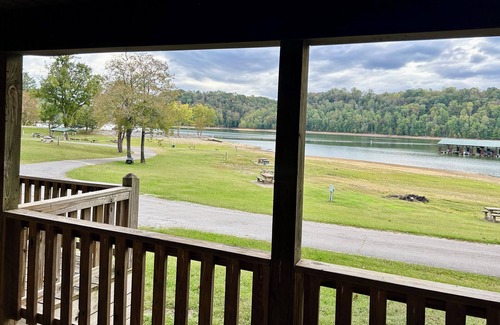 Albany Cabin | Unwind in Albany, Kentucky at this charming 3 BEDROOM cabin on the water.