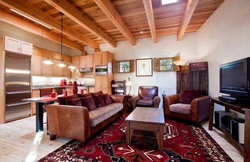 Historic Eastside Condo | Unwind in solitude, bask in relaxation, enjoy convenience — near Canyon Road