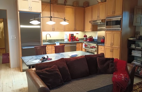 Historic Eastside Condo | Unwind in solitude, bask in relaxation, enjoy convenience — near Canyon Road