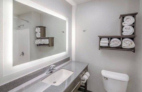 Garner Hotel | Unwind Near White Deer Park Nature Center - Full Kitchen & Pet Friendly!
