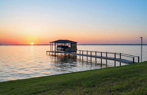 Streetman House | Unwind with Stunning Sunsets, a Private Spa, Home Gym & More