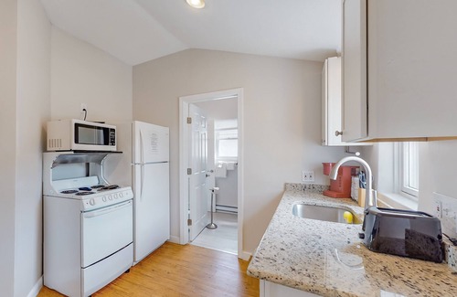 Hampton House | Updated 1930s cottage with great deck - 2 blocks to beach, dining & shopping