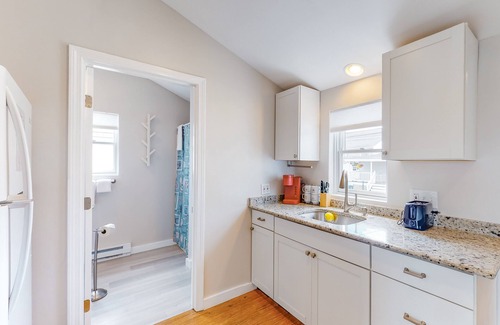 Hampton House | Updated 1930s cottage with great deck - 2 blocks to beach, dining & shopping