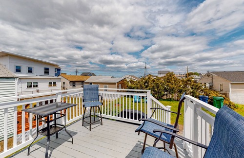 Hampton House | Updated 1930s cottage with great deck - 2 blocks to beach, dining & shopping