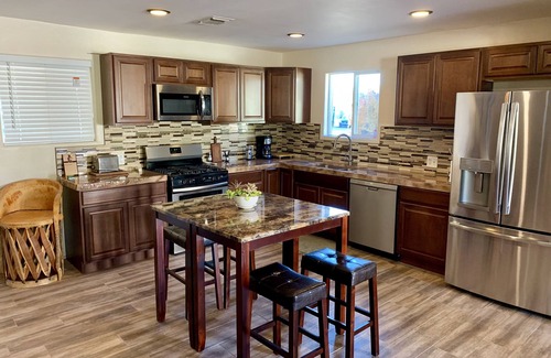 The Garden District House | Updated 3BR Retreat Hot Tub Quiet & Central Near Zoo, Dining & Parks