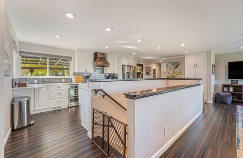 Bel Aire House | Updated 4bdr with VIEW of Flat Irons & hot tub.