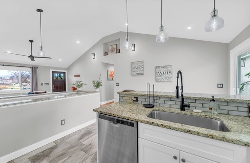 Cuyahoga County House | Updated 4BR Near CLE & Metropark - furnished with wifi!