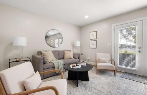 Northeast South Bend House | UPDATED 5BR Townhome 5 Min from Notre Dame Perfect for Groups