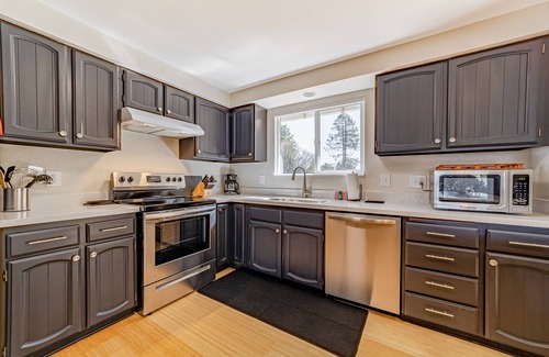 Arcata House | Updated coastal getaway with fast WiFi, deck, grill & full kitchen