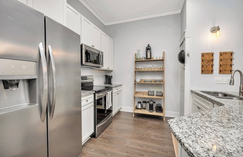 King City Condo | Updated condo with pool & steps to village