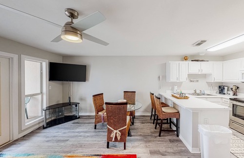 Ono Island Condo | Updated condo with balcony, central AC, pools, hot tub, grills, & beach access