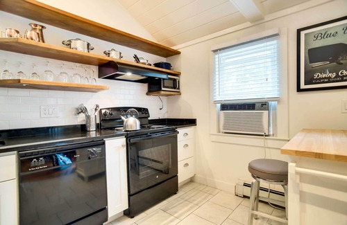 Hyannis Cottage | Updated Hyannis Home < 2 Mi to Beach & Golf!