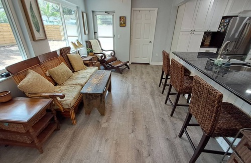 South Venice House | Updated S Venice 3/2 house. 5 mins to the beach. Steps to the Venetian Waterway.