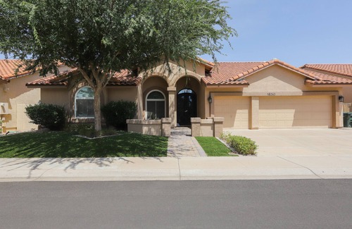 Paradise Park Vista House | Updated single-level home with an oasis back yard, private pool & washer/dryer