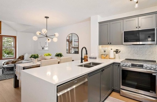 Blackcomb House | Updated Ski In 3-bedroom townhome in Whistler