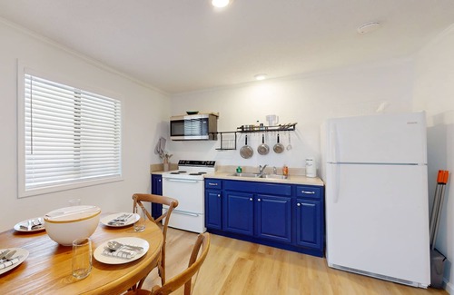 Murphy Cabin | Updated tree-lined cabin with mountain view, and screened-in deck.