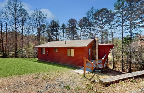 Murphy Cabin | Updated tree-lined cabin with mountain view, and screened-in deck.