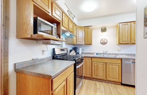 Warrens House | Upper-Level duplex, adventure retreat with fire pit, patio, & WIF