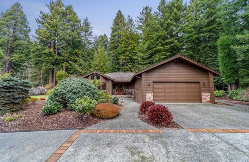 Arcata House | Upscale 3 bdm near Cal Poly, Redwoods, Deck, BBQ
