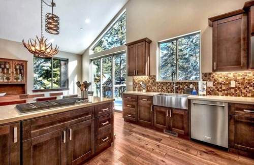 Tahoe Paradise House | Upscale Air Conditioned South Lake Tahoe Retreat