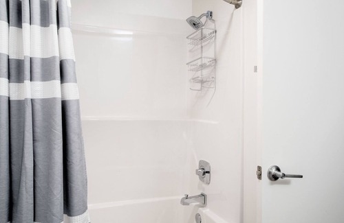 Wilburton Apartment | Upscale Bellevue Studio w/ Rooftop & W/D, nr Shopping, by Blueground