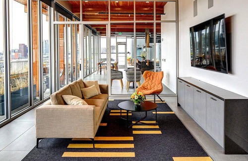 Wilburton Apartment | Upscale Bellevue Studio w/ Rooftop & W/D, nr Shopping, by Blueground
