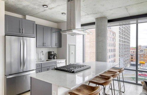 Lake View East Apartment | Upscale Lakeview 2BR w/Deck, Pool & Gym, nr Lincoln Park, by Blueground