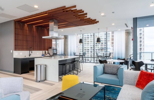 Lake View East Apartment | Upscale Lakeview 2BR w/Deck, Pool & Gym, nr Lincoln Park, by Blueground