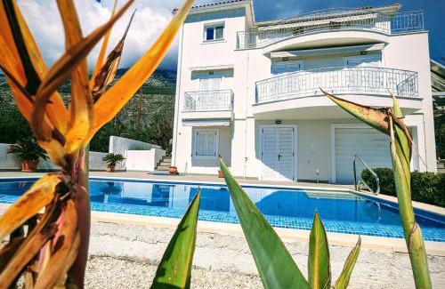 Mousata Villa | Upsidedown Villa. Amazing Views!