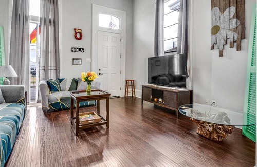 Faubourg Lafayette House | Uptown Oasis: Pet-Friendly 5BR, 3BA, Near St Charles Streetcar, French Quarter